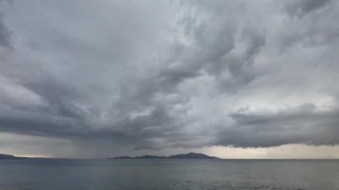 Denizin üzerinde fırtına bulutları. Turgutreis, Bodrum, Türkiye.