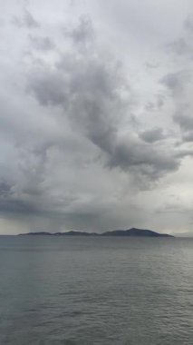Denizin üzerinde fırtına bulutları. Turgutreis, Bodrum, Türkiye. sosyal medya için dikey video.
