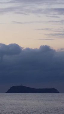 Denizin üzerinde fırtına bulutları. Turgutreis, Bodrum, Türkiye. sosyal medya için dikey video.