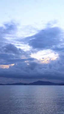 Denizin üzerinde fırtına bulutları. Turgutreis, Bodrum, Türkiye. sosyal medya için dikey video.