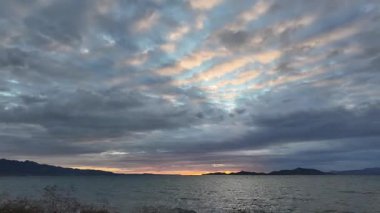 Sonbaharda Ege Denizi üzerinde bulutlu bir günde muhteşem bir gün batımı..