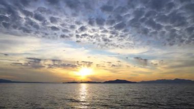 Denizin üzerinde fırtına bulutları. Turgutreis, Bodrum, Türkiye.