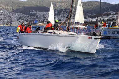 Bodrum, Hindi. 31 Ocak 2026: Yelkenliler Ege Denizi 'nin mavi sularında, ünlü tatil beldesi Bodrum' un kıyılarında rüzgarlı havada yelken açıyorlar..