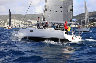 Bodrum, Hindi. 31 Ocak 2026: Yelkenliler Ege Denizi 'nin mavi sularında, ünlü tatil beldesi Bodrum' un kıyılarında rüzgarlı havada yelken açıyorlar..