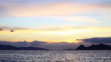 Sonbaharda Ege Denizi üzerinde bulutlu bir günde muhteşem bir gün batımı..