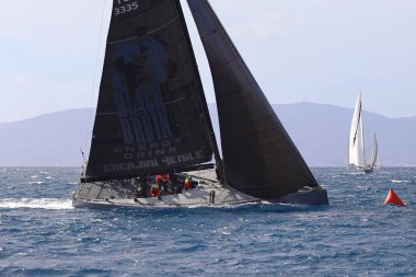 Bodrum, Hindi. 31 Ocak 2026: Yelkenliler Ege Denizi 'nin mavi sularında, ünlü tatil beldesi Bodrum' un kıyılarında rüzgarlı havada yelken açıyorlar..