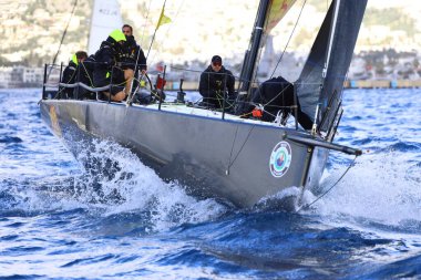 Bodrum, Hindi. 31 Ocak 2026: Yelkenliler Ege Denizi 'nin mavi sularında, ünlü tatil beldesi Bodrum' un kıyılarında rüzgarlı havada yelken açıyorlar..