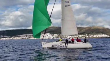 Bodrum, Hindi. 21 Şubat 2026: Yelkenliler Ege Denizi 'nin mavi sularında, ünlü tatil beldesi Bodrum' un kıyılarında rüzgarlı havada yelken açıyorlar..