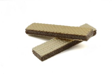 Beyaz arka planda fındık kremalı uzun gofret çubuğu.