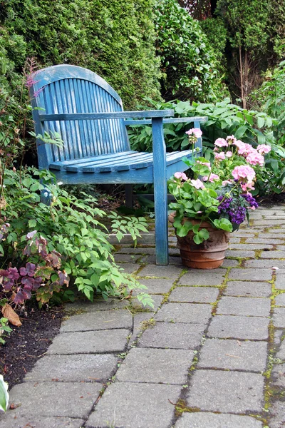 Rustic wooden garden bench — Stock Photo, Image