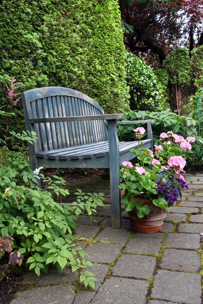 Rustikální dřevěné zahradní lavice — Stock fotografie