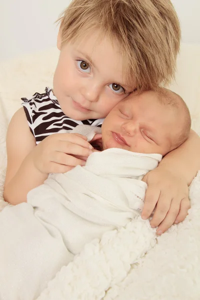Starší sestra a novorozeně — Stock fotografie