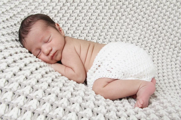 Новорожденный мальчик — стоковое фото