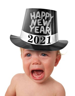 Silindir şapka takmış ağlayan yeni yıl bebeği. Mutlu yıllar 2021