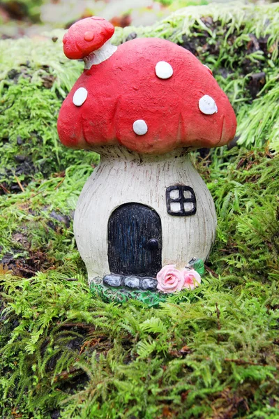 Petite Maison Champignons Conte Fées Naturellement Altérée Sur Sol Forêt — Photo