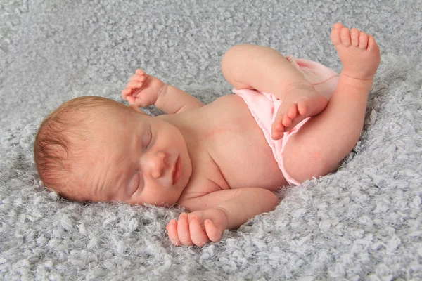 Nouveau-né bébé fille dormir — Photo