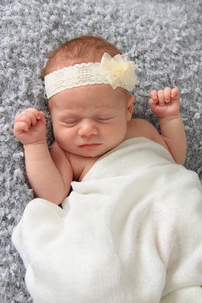 Novorozená holčička spí — Stock fotografie