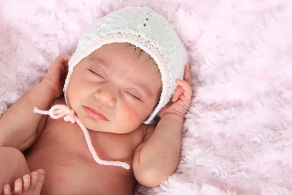 Newborn girl on pink blanket — Stock Photo, Image