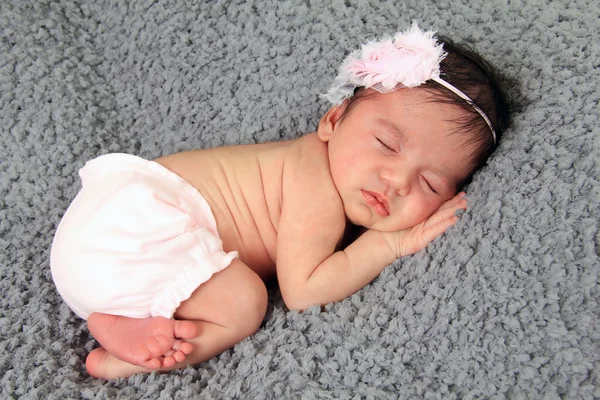 Newborn girl sleeping — Stock Photo, Image