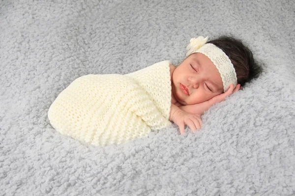 Novorozená dívka spí — Stock fotografie