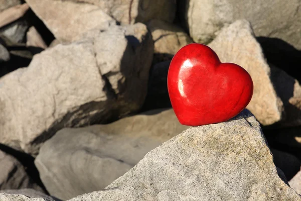 Coração vermelho em rochas — Fotografia de Stock