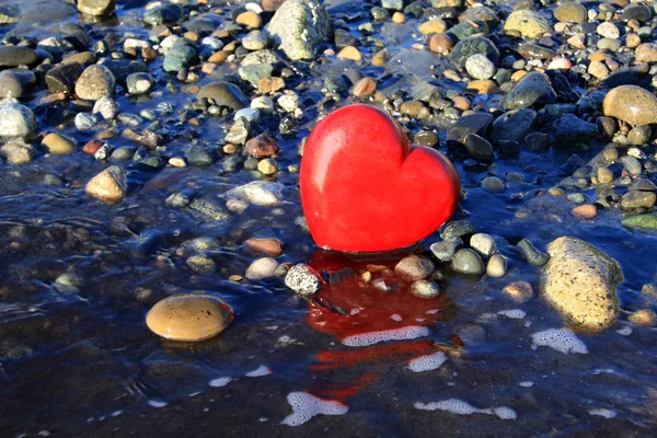 Coeur rouge sur la plage. — Photo