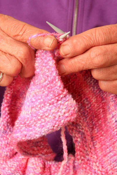 Χέρια πλέξιμο ροζ μωρό κουβέρτα — Φωτογραφία Αρχείου