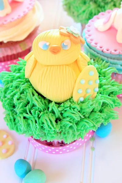 Easter cupcake with baby chick — Stock Photo, Image