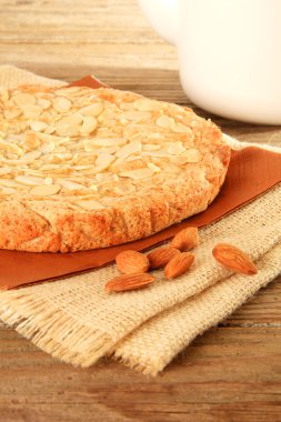 Bademli kek ahşap bir masa üzerine