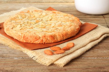 Bademli kek ahşap bir masa üzerine