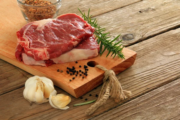 Bifes de carne de bovino com costelas em bruto — Fotografia de Stock
