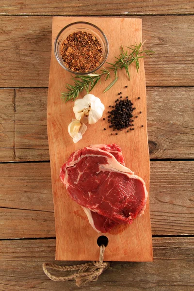 Bifes de carne de bovino com costelas em bruto — Fotografia de Stock