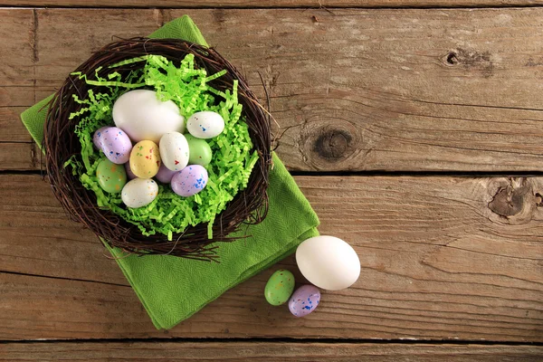 Huevos de Pascua en un nido —  Fotos de Stock