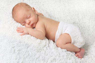 Yeni doğmuş bebek uyuyor.