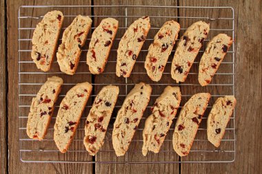 badem ve kızılcık bisküvi