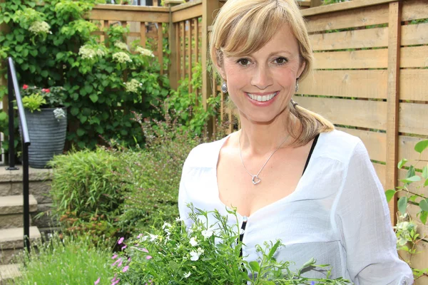 Lady tuinman in de tuin. — Stockfoto