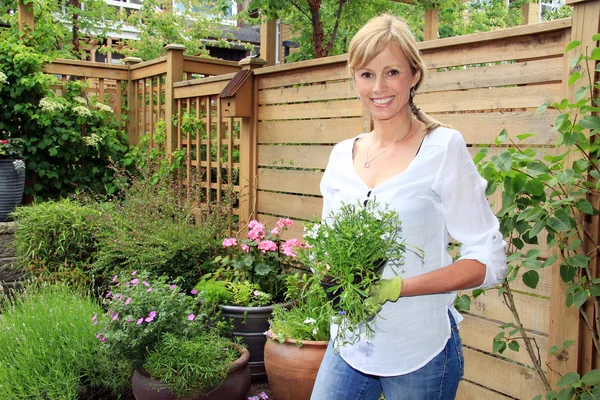 Lady tuinman in de tuin. — Stockfoto