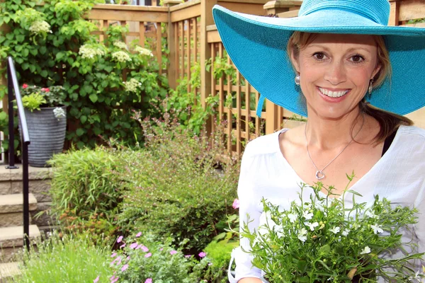 Lady tuinman in de tuin. — Stockfoto