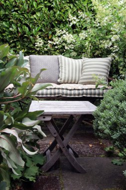 Cozy garden lounge chair