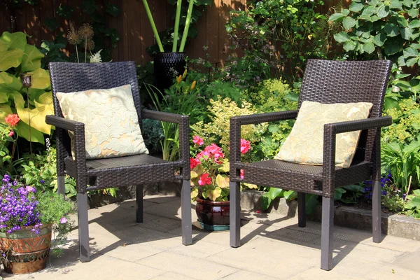 Cadeiras de jardim e flores — Fotografia de Stock