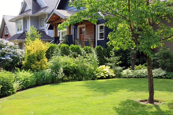 Hermosa casa y jardín — Foto de Stock