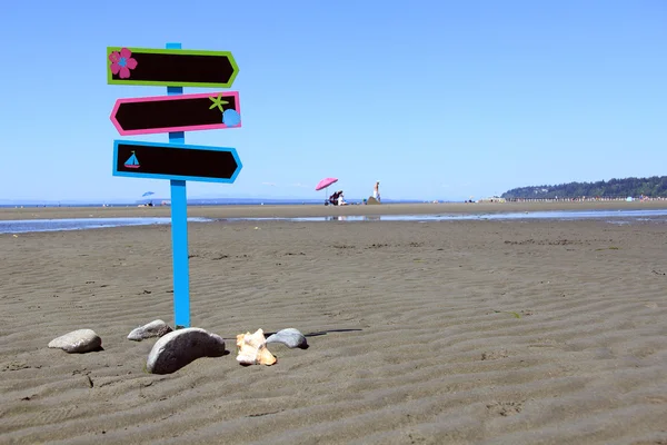 Sign post on a beach. — Stock Photo, Image