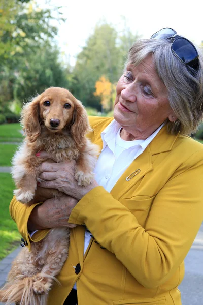 Senior dame en haar hond. — Stockfoto