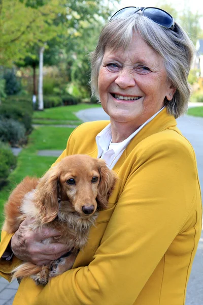 Äldre damen och hennes hund. — Stockfoto
