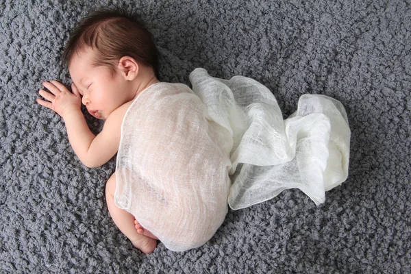 Bebê recém-nascido menina — Fotografia de Stock