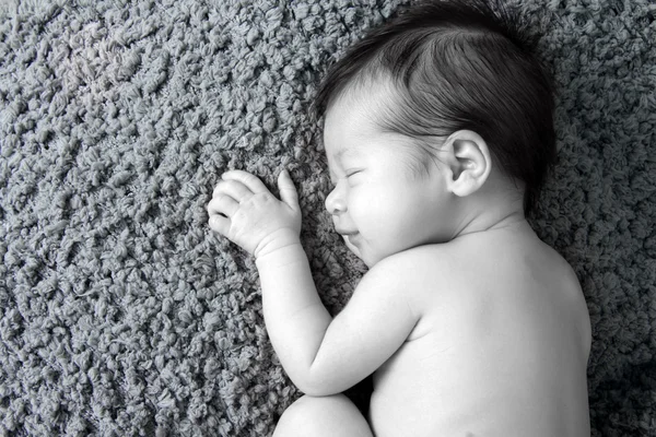 Yeni doğan bebek kız — Stok fotoğraf