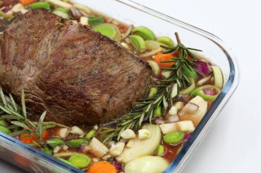 Biberiyeli biftek ve beyaz arka planda izole edilmiş cam kasede sebze.