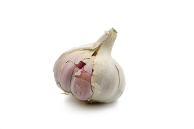 Beyaz arka planda izole edilmiş taze sarımsak.