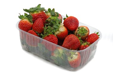 Beyaz arka planda izole edilmiş doğal olgun çilekli plastik konteynır.