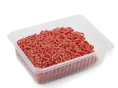 Beyaz arka planda plastik kabın içinde kıyma doğranmış çiğ et.